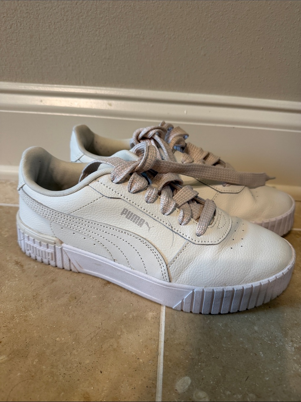 Women's Puma off-White Sneakers with Light Pink Laces